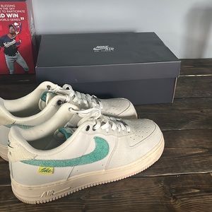 Nike Air Force 1 ‘07 LV8. Sail/Geeen Noise Coconut Milk